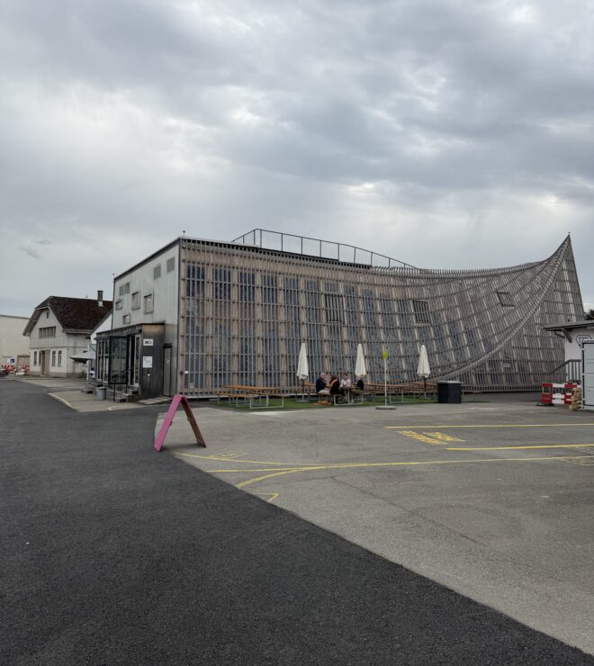 Jeden z obiektów Innovation Park Zurich odwiedzonych przez uczestników warsztatów projektu RASCOS. Charakterystyczna drewniana konstrukcja budynku stanowi przykład nowoczesnej architektury wspierającej działalność badawczo-rozwojową i innowacyjną.